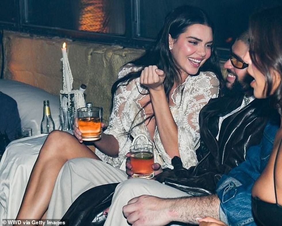 Jenner dhe Bad Bunny të dy u fotografuan të ulur pranë njëri-tjetrit dhe duke pirë një pije në Après Met 2 Met Gala After Party (parë më 6 maj)