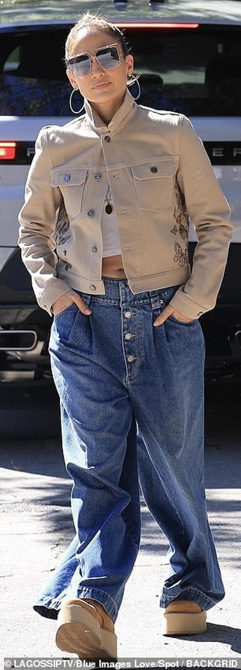 Jennifer e kompletoi look-un e saj me taka me platformë dhe aksesorë me vathë rrathë dhe syze dielli të mëdha