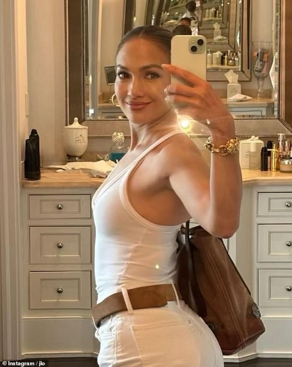 Jennifer Lopez, 54 vjeç, ishte e gjitha e buzëqeshur në një postim të ri në rrjetet sociale të shtunën. Krijuesja e hitit ndau disa selfie në të cilat kishte veshur një bluzë të bardhë me kapak me një palë xhinse të bardha dhe një rrip lëkure kafe.