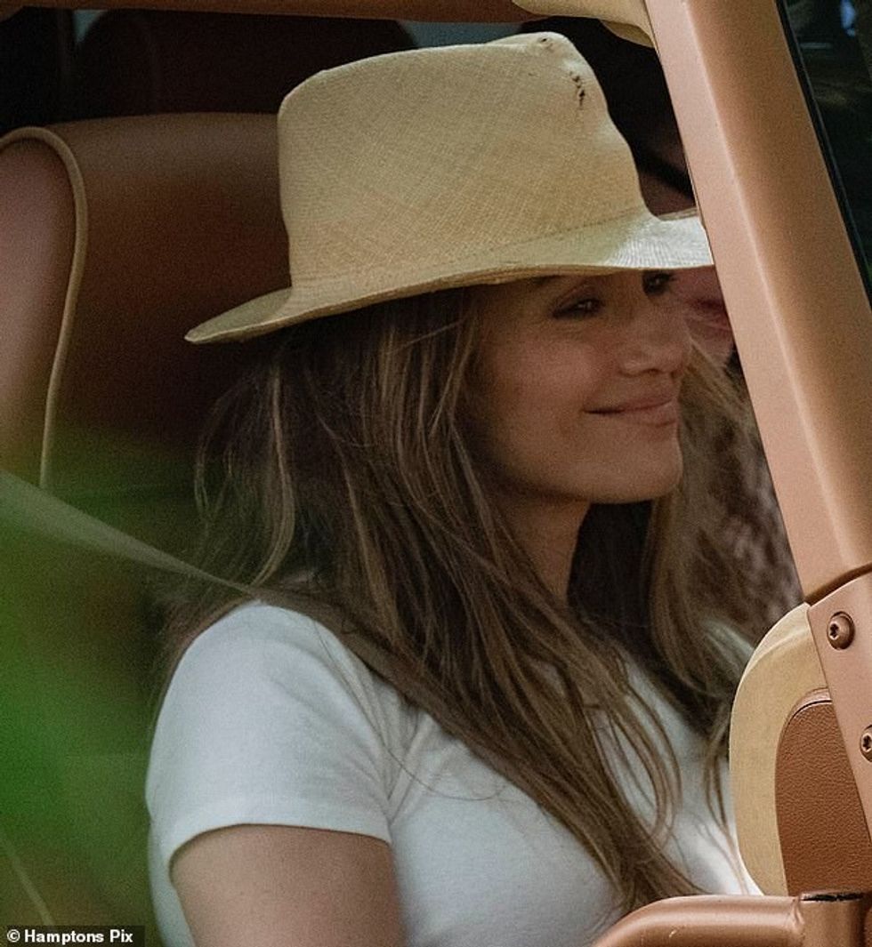 Jennifer Lopez, 54 vjeçe, buzëqeshi rrallë teksa po bënte pazar me fëmijën e saj Emme, 16 vjeç dhe disa miq në Hamptons të premten, ndërsa burri i saj Ben Affleck qëndron në Los Angeles.