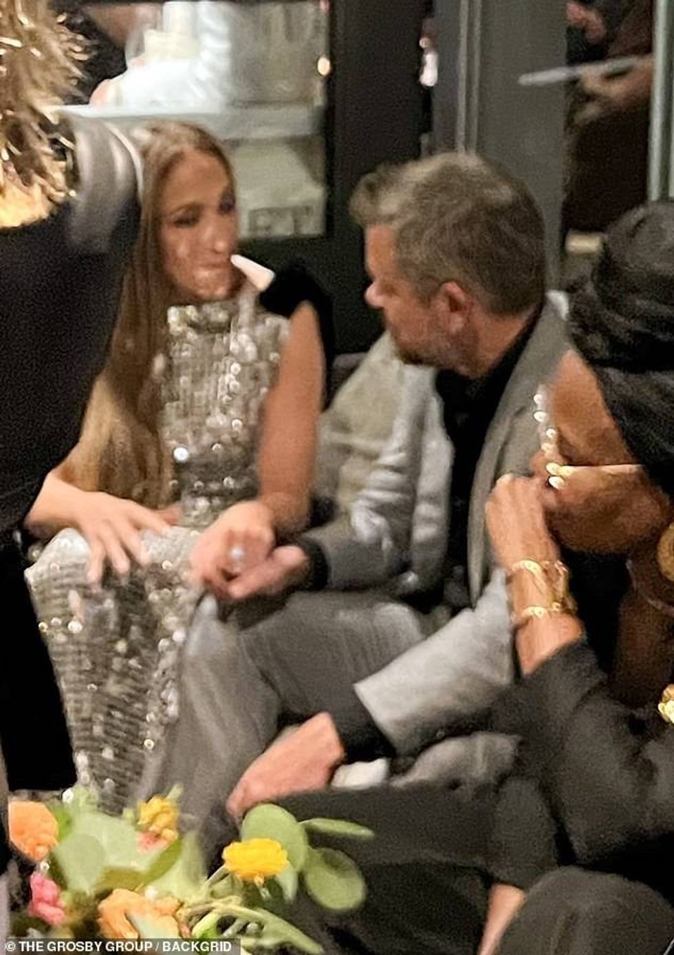 Jennifer Lopez dhe Matt Damon u panë duke pasur një bisedë intime në një festë për filmin e saj Unstoppable në Festivalin Ndërkombëtar të Filmit në Toronto.