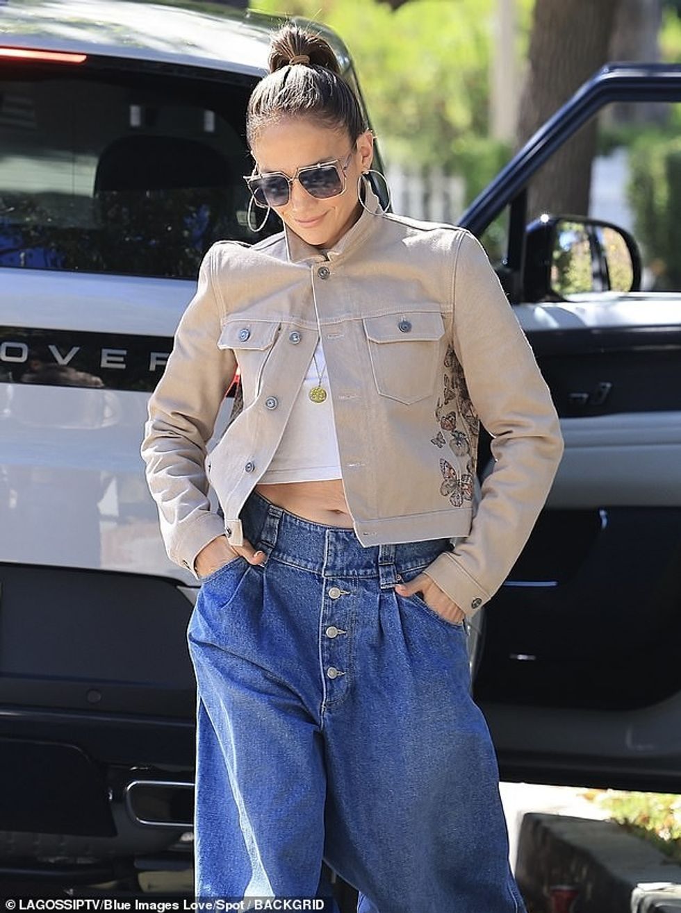 Jennifer Lopez dukej joshëse gjatë një daljeje solo të dielën në Los Anxhelos pasi burri i saj Ben Affleck u nis për një udhëtim familjar në Connecticut.