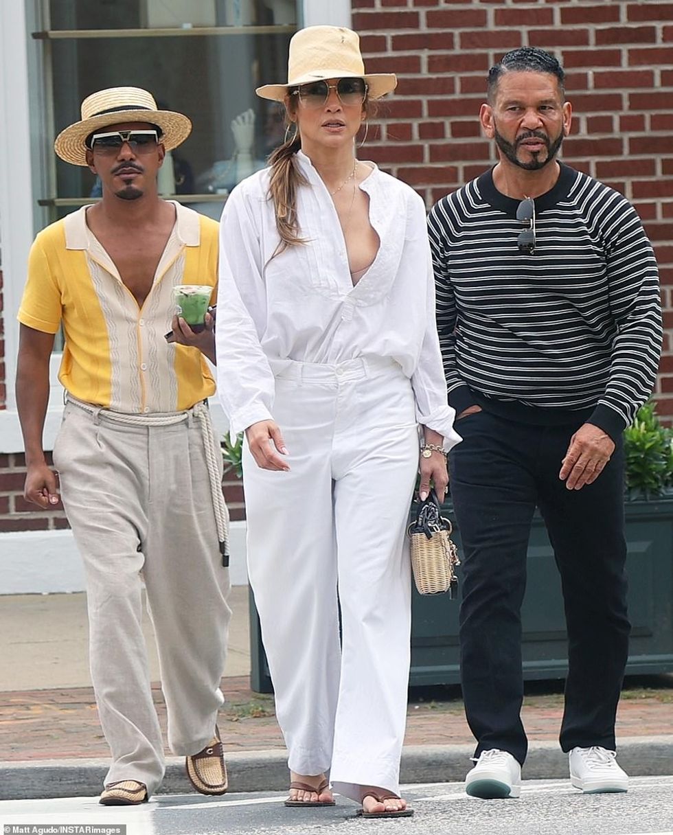 Jennifer Lopez është parë ende me unazat e martesës nga Ben Affleck, edhe pse ka më shumë se një muaj që nuk është fotografuar me bashkëshortin e saj. Në krah të saj ishte menaxheri Benny Medina dhe trajneri i vokalit Stevie Mackey për një dalje të së premtes në Bridgehampton, Nju Jork.