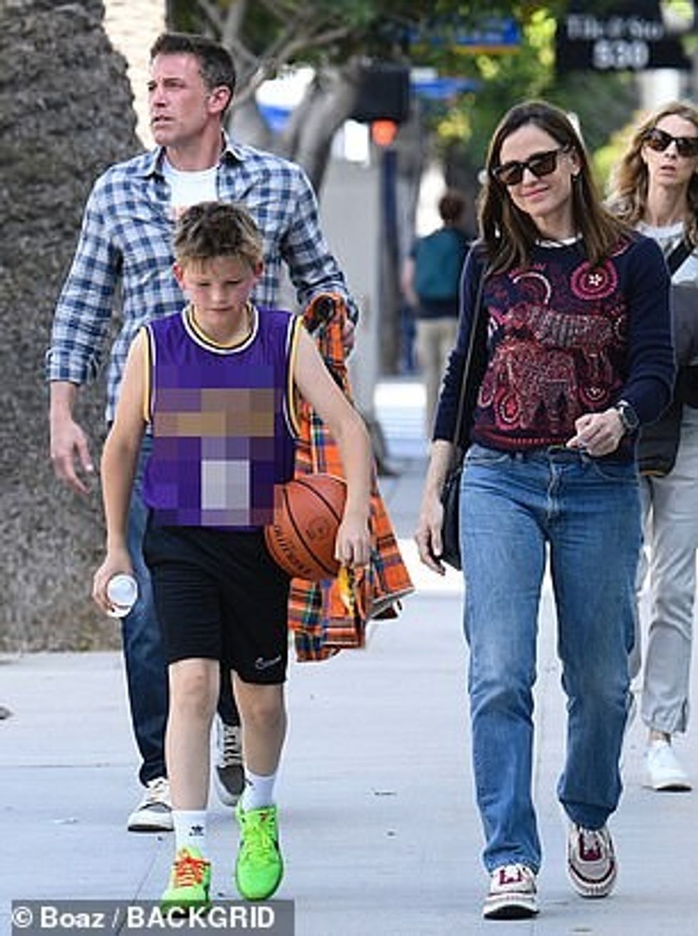 Jennifer zgjodhi gjithashtu rehati me stil gjatë ekskursionit gjatë ditës dhe veshi një palë xhinse blu të çelët, xhins, si dhe një pulovër të errët ngjyrë deti, me model.