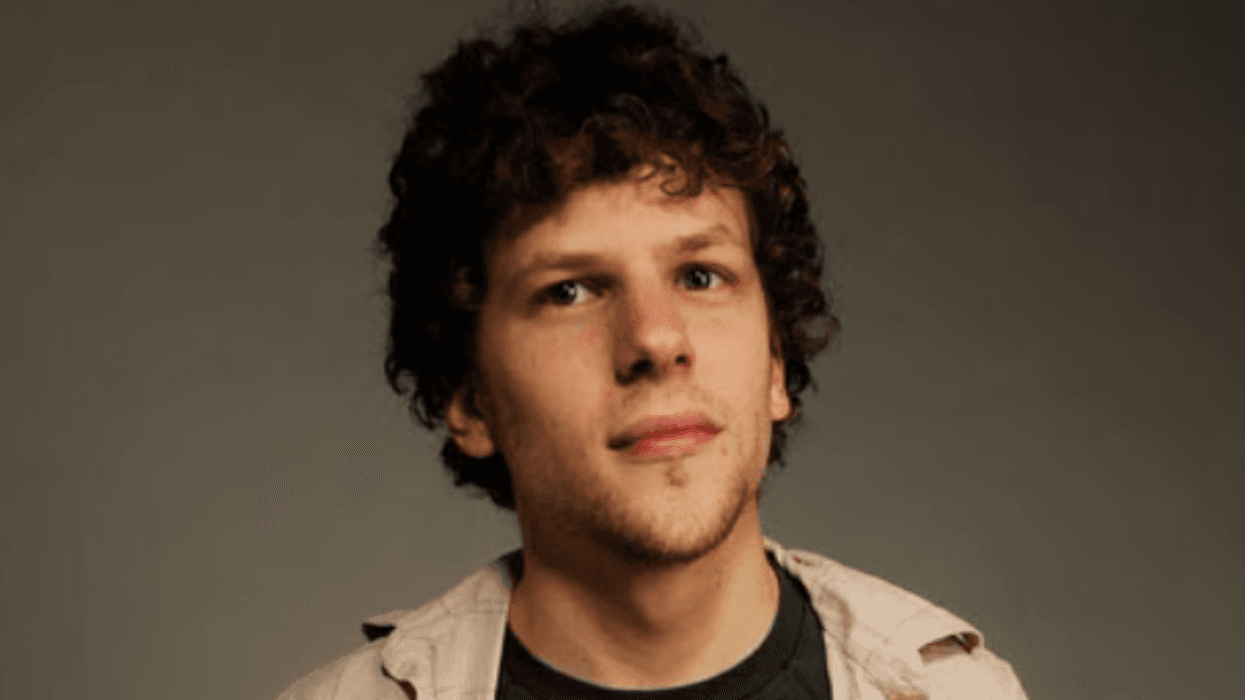 Aktori Jesse Eisenberg refuzon largimin nga Amerika: Ndjej përgjegjësi të qëndroj Aktori Jesse Eisenberg refuzon largimin nga Amerika: Ndjej përgjegjësi të qëndroj