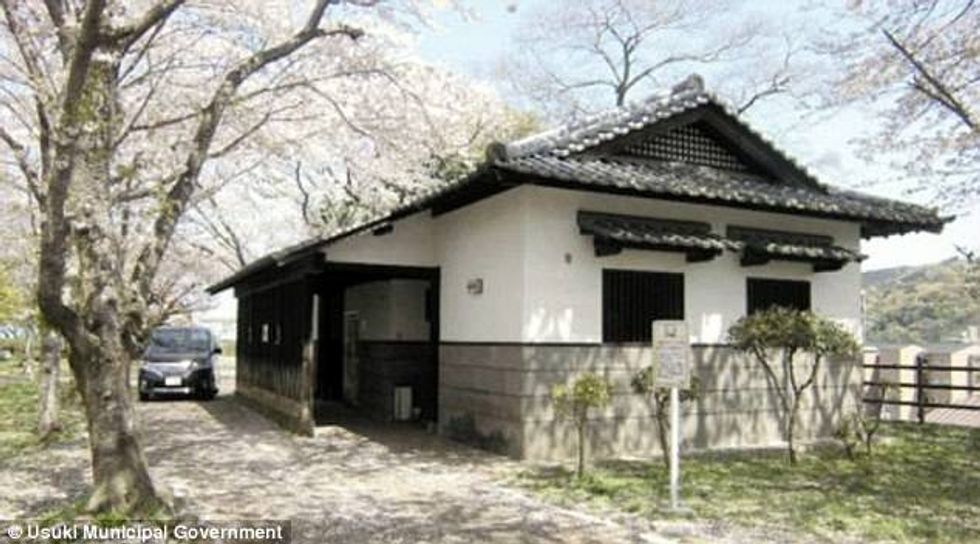 Jetoi për tre vjet në tavanin e tualetit publik i rrethuar nga shishet me urine foto 2