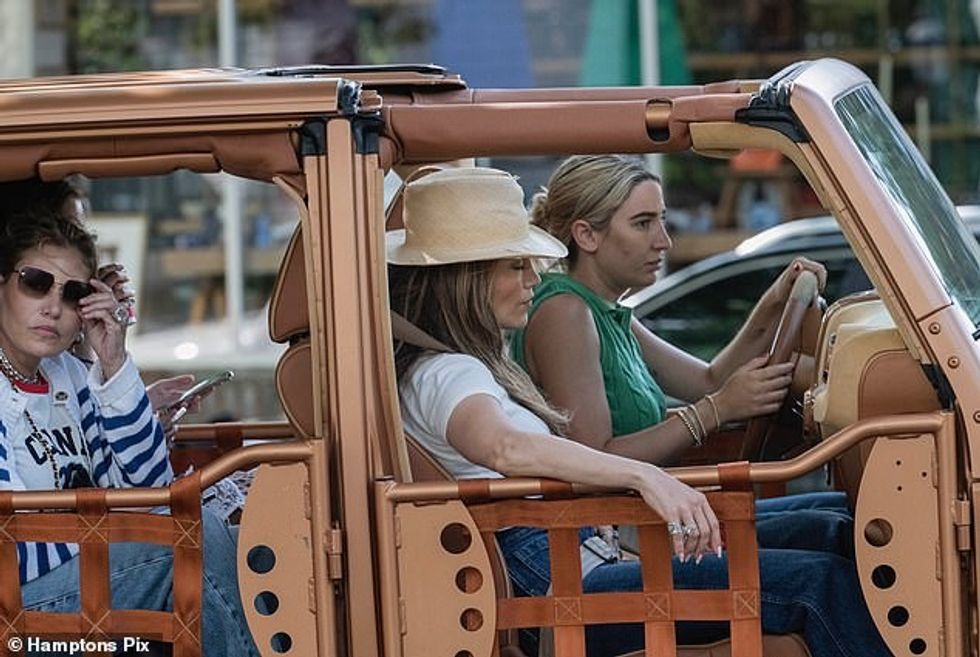 JLo dhe ekuipazhi i saj i pushimeve u nisën me makinë nga shtëpia e saj në Hamptons në një treg fermerësh në Sheshin Amagansett përpara se të shkonin në disa dyqane të tjera në zonë.