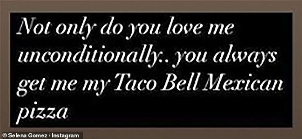 “Jo vetëm që më do pa kushte, por gjithmonë më merr picën time meksikane Taco Bell”, shkroi Selena poshtë fotos.
