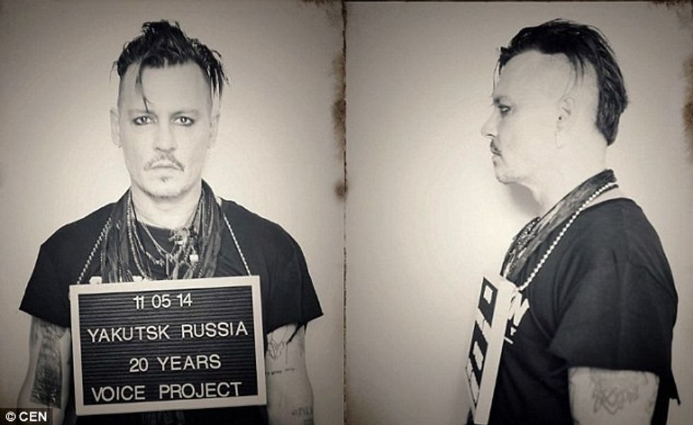 Johny Depp pozon si i burgosur për të përkrahur kampanjën e fuqishme