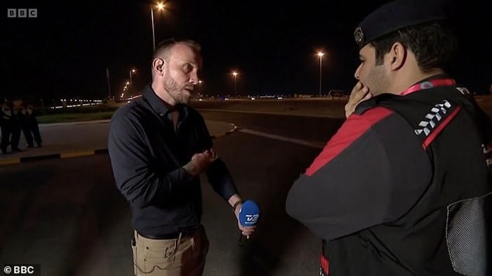 Jon Pagh, një gazetar për transmetuesin danez TV2, qëndroi në kundërshtim me zyrtarin dhe refuzoi t'i përmbahej urdhrit të tij për të hequr simbolin kundër diskriminimit dhe të drejtave LGBT nga krahu i tij.