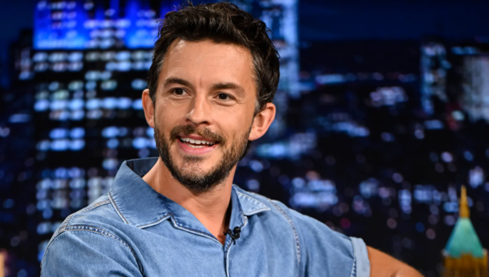 Aktori Jonathan Bailey shpallet 'mashkulli më i pashëm në botë për vitin 2025'