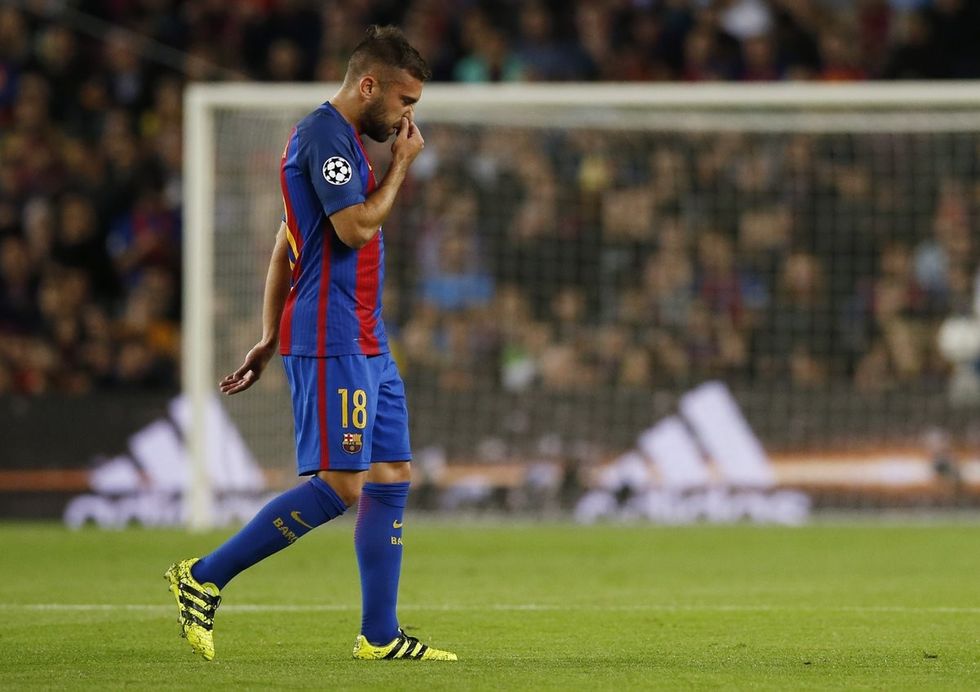 Jordi Alba duke dal nga fusha.