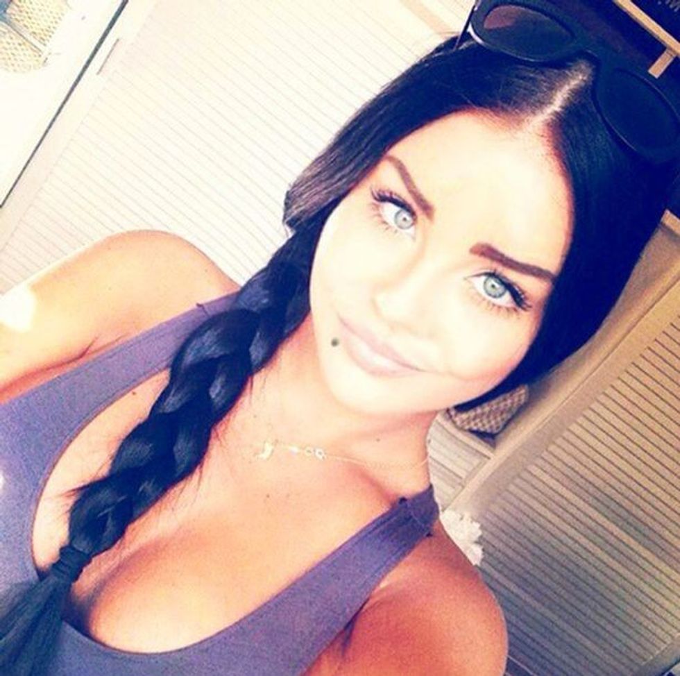 Julia është po ashtu në listë që të shesë virgjërinë