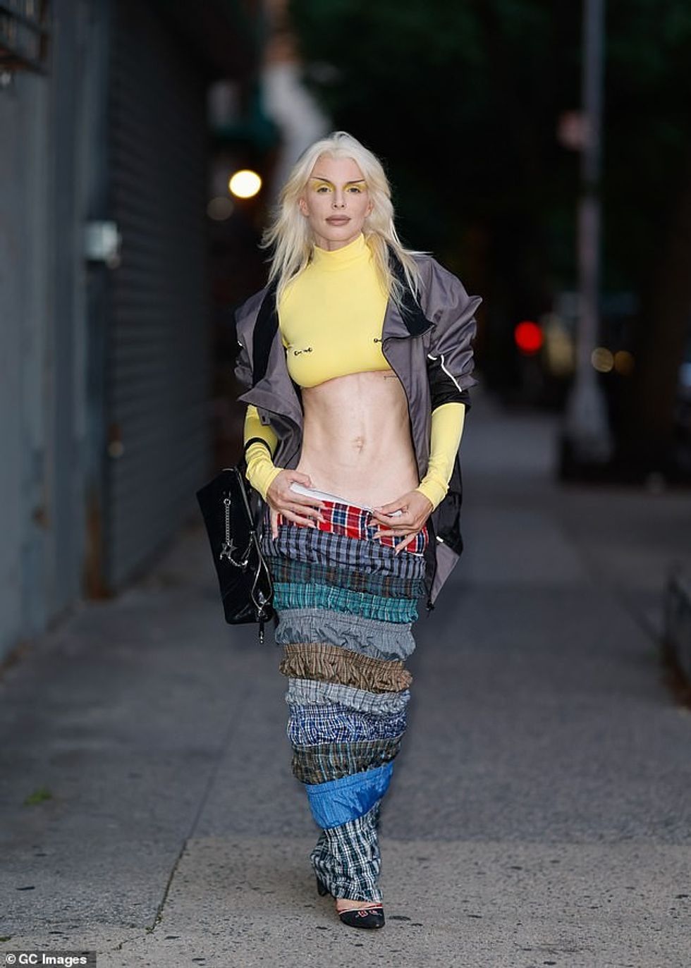 Julia Fox bëri mjaft deklaratën e modës teksa doli në Nju Jork të shtunën