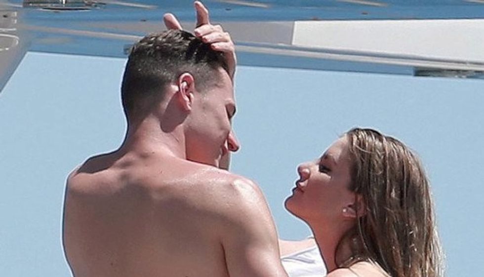 Julian Draxler avec Linda Vaterl a Ibiza portrait w674