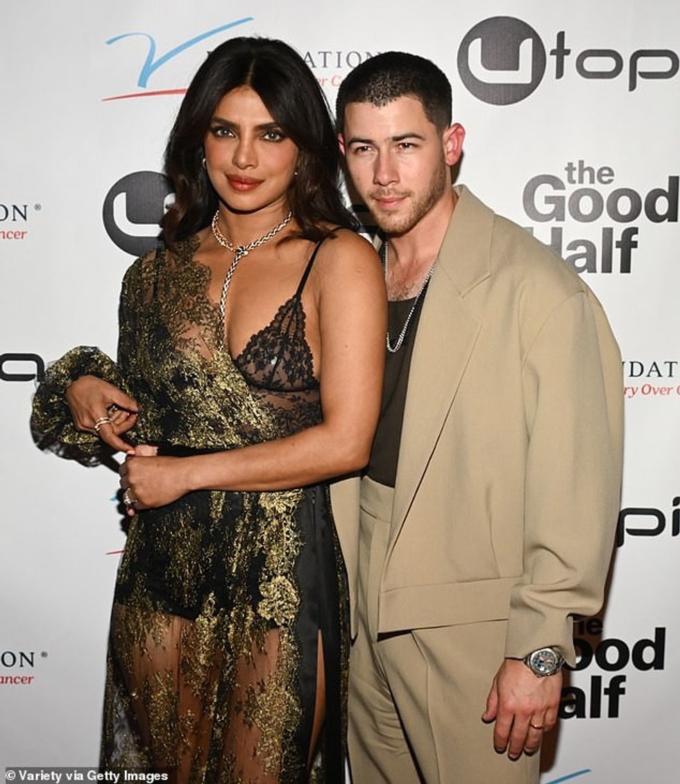 Kaçurrelat e gjalla brune të Priyankës i rridhnin poshtë shpinës dhe ajo kishte një fytyrë tërësisht të grimuar