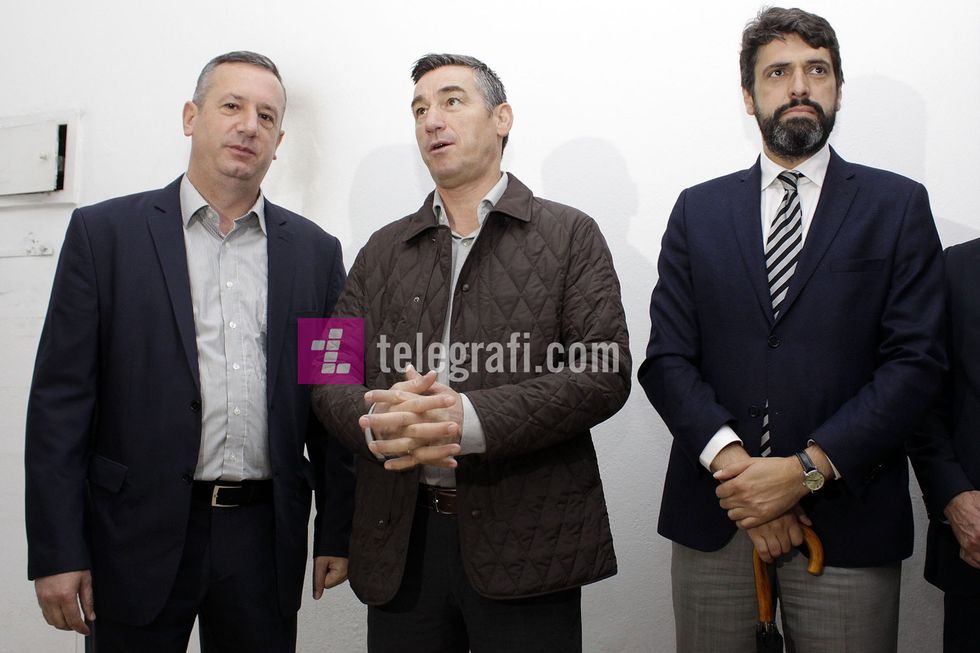 Kadri Veseli dhe perfaqesues te AKP-se viziton lokalin te liruar nga uzurpatoret - foto Ridvan Slivova (2)