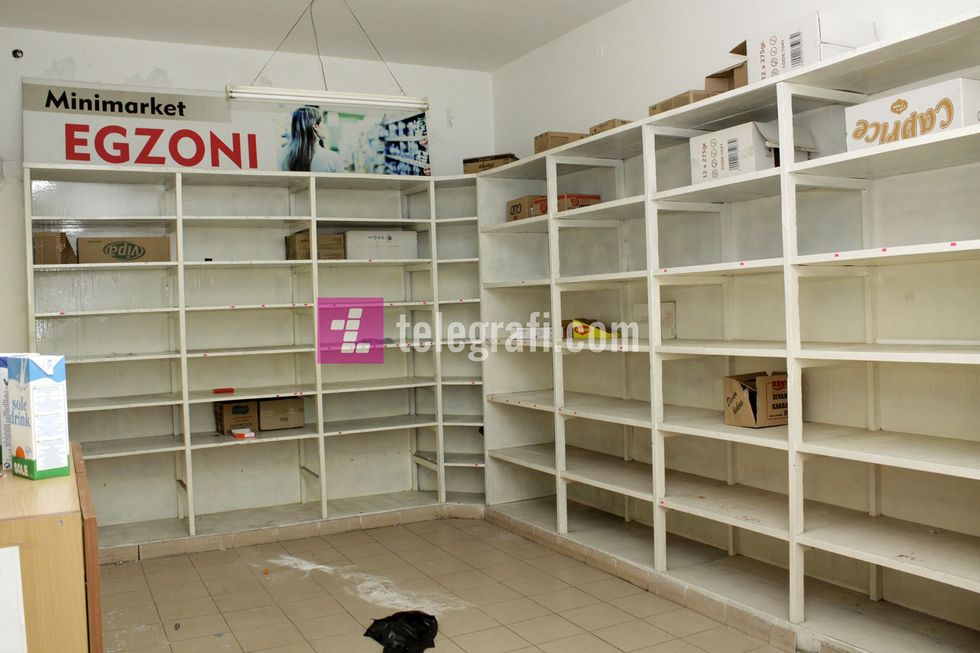 Kadri Veseli dhe perfaqesues te AKP-se viziton lokalin te liruar nga uzurpatoret - foto Ridvan Slivova (3)