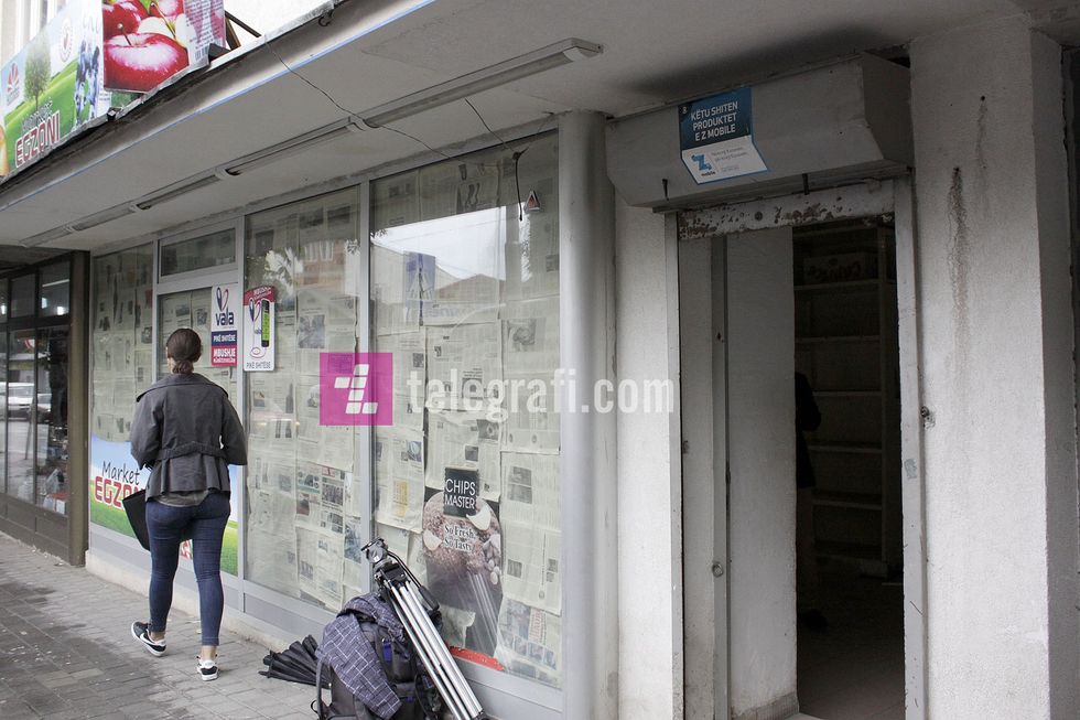 Kadri Veseli dhe perfaqesues te AKP-se viziton lokalin te liruar nga uzurpatoret - foto Ridvan Slivova (5)