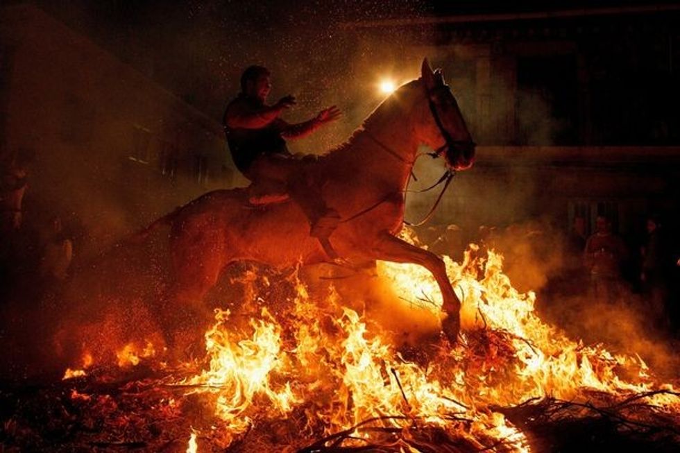 Kalërojnë nëpër zjarrin e madh si pjesë e festivalit të lashtë foto 3