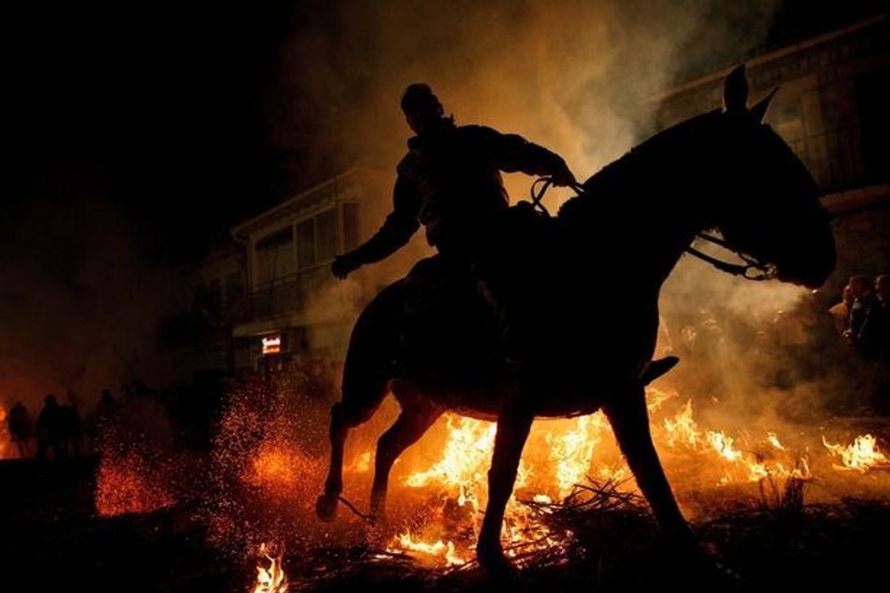 Kalërojnë nëpër zjarrin e madh si pjesë e festivalit të lashtë foto 5
