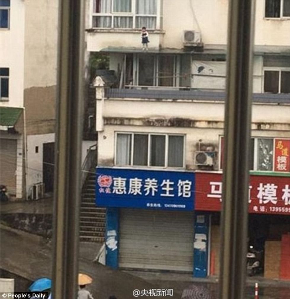 Kalimtari shpëtoi jetën e trevjeçares qe kishte mbetur ne strehen e ballkonit te katit te trete foto 4