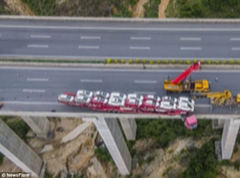 Kamioni që po i transportonte mbi 20 vetura humbi kontrollin dhe mbeti i kacavjerrë në urë foto 4