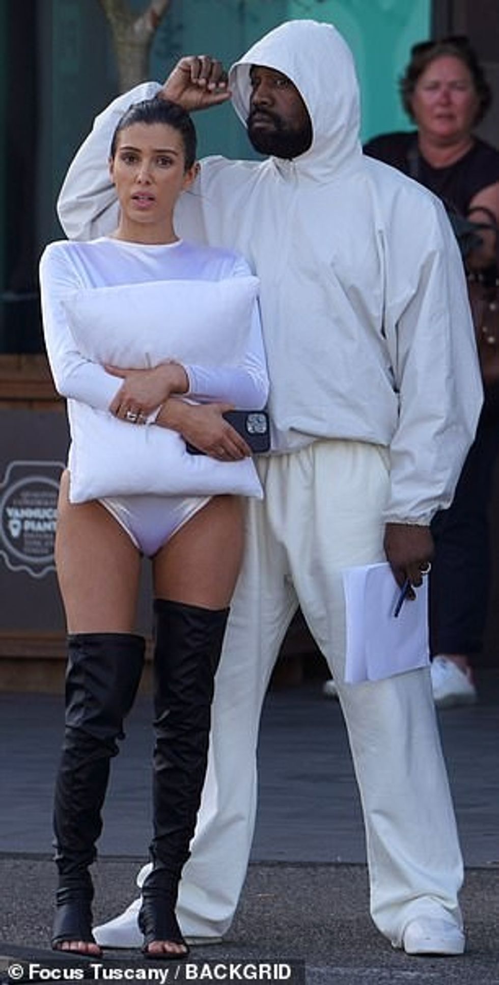 Kanye West dhe gruaja Bianca Censori i kishin të gjithë sytë tek ata teksa u ulën në Firence, Itali, të hënën.