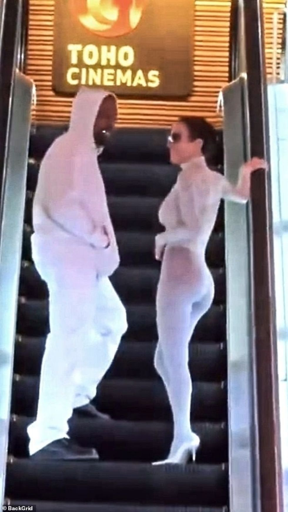 Kanye West dhe gruaja e tij Bianca Censori bënë shumë bujë kur mbërritën në një qendër tregtare në Tokio për një natë të shtunën. Reperi, 47 vjeç, doli me kapuç të bardhë dhe pantallona me këpucë të zeza