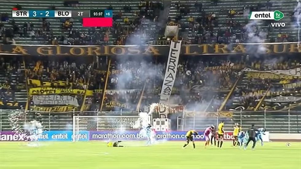 Kaosi shpërtheu gjatë sekondave të fundit të një ndeshjeje të fundit të Divizionit Bolivian të Primera-s.