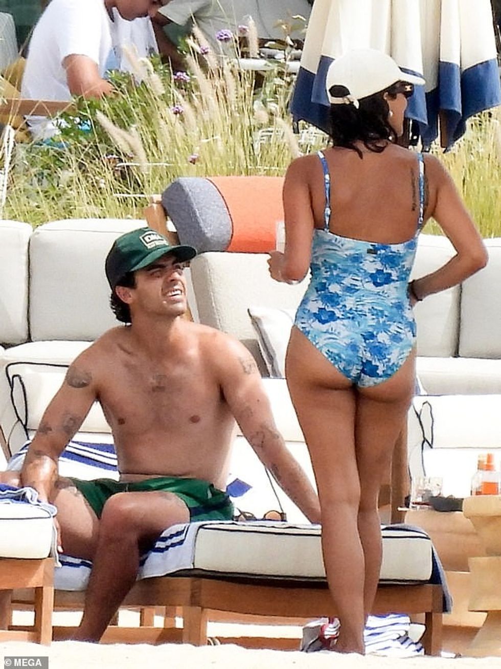 Kapelën e ka përshtatur me një palë pantallona të shkurtra jeshile të errët