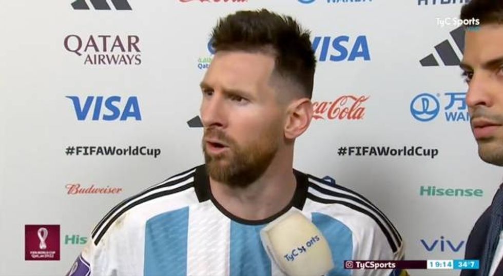 Kapiteni i Argjentinës, Lionel Messi, duke qëndruar përkrah gazetarit Esteban Edul, nuk ishte i kënaqur me heroin e Holandës, Wout Weghorst. Kredia: TyC Sports/Twitter