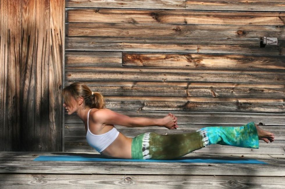 Karkaleci fluturues me duar të shtrënguara