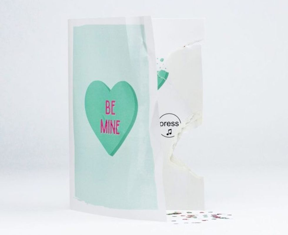 Kartolina e bezdisshme nuk ndalon së lëshuari muzikë derisa të thyhet foto 3