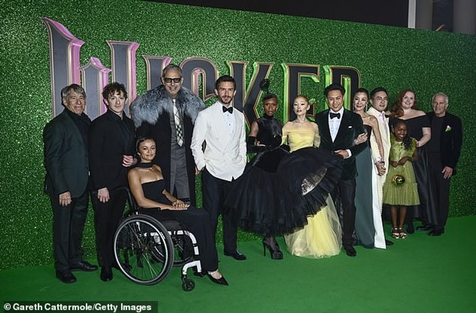 Kasti i plotë i Wicked: (LR) Stephen Schwartz, Ethan Slater, Marissa Bode, Jeff Goldblum, Jonathan Bailey, Cynthia Erivo, Ariana Grande, Jon M. Chu, Michelle Yeoh, Bowen Yang, Karis Musongole, Bronwyn James dhe Marc Platt