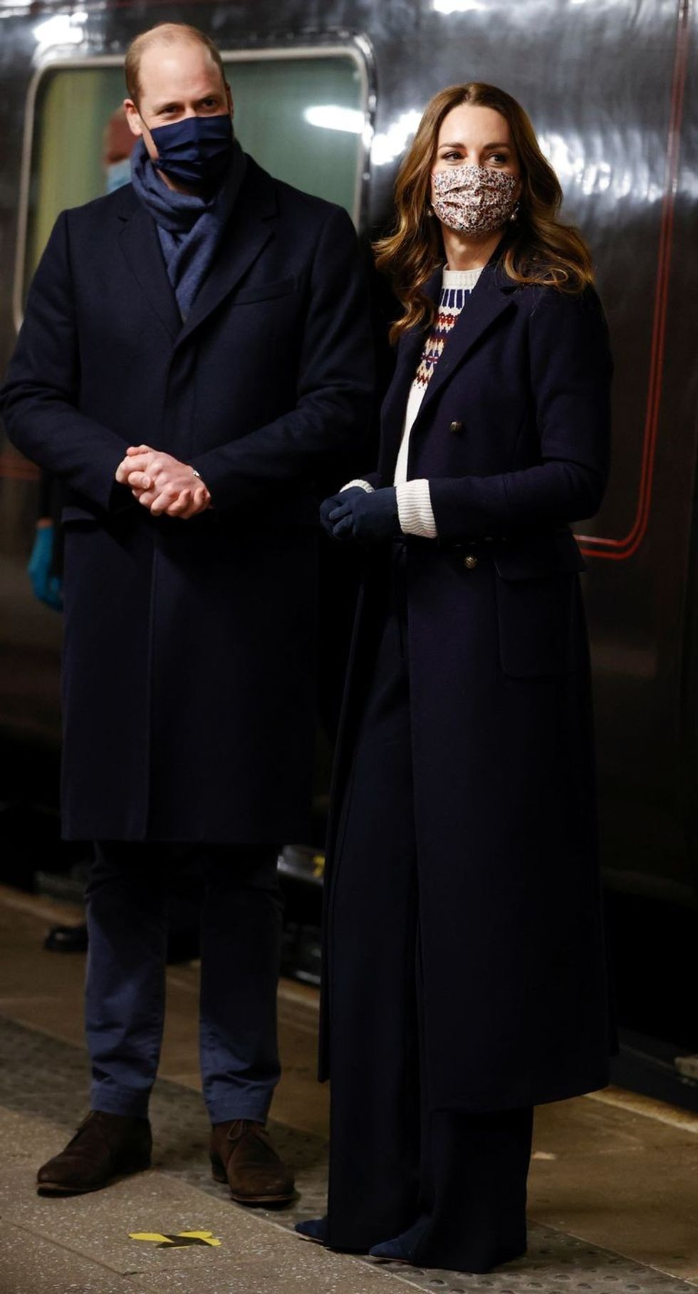kate middleton coat royal train tour 5 1607436030