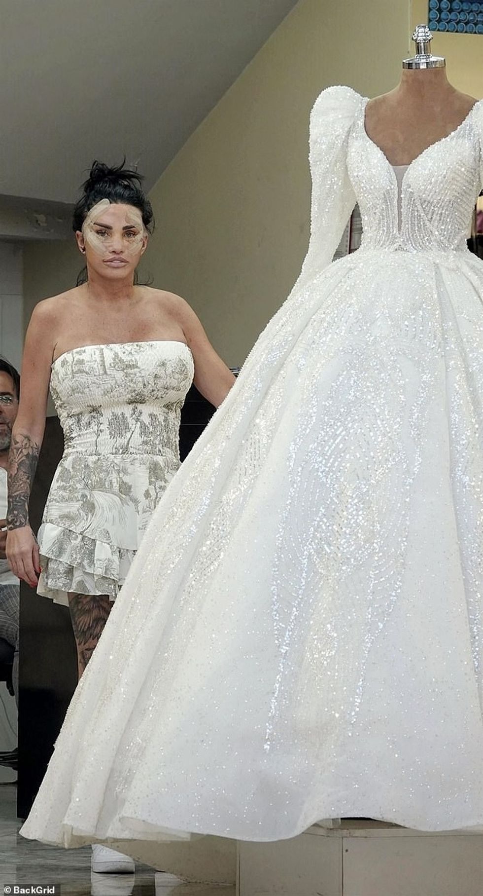 Katie më parë është fejuar tetë herë dhe ka tre ish bashkëshortë - Peter Andre, Alex Reid dhe Kieran Hayler.