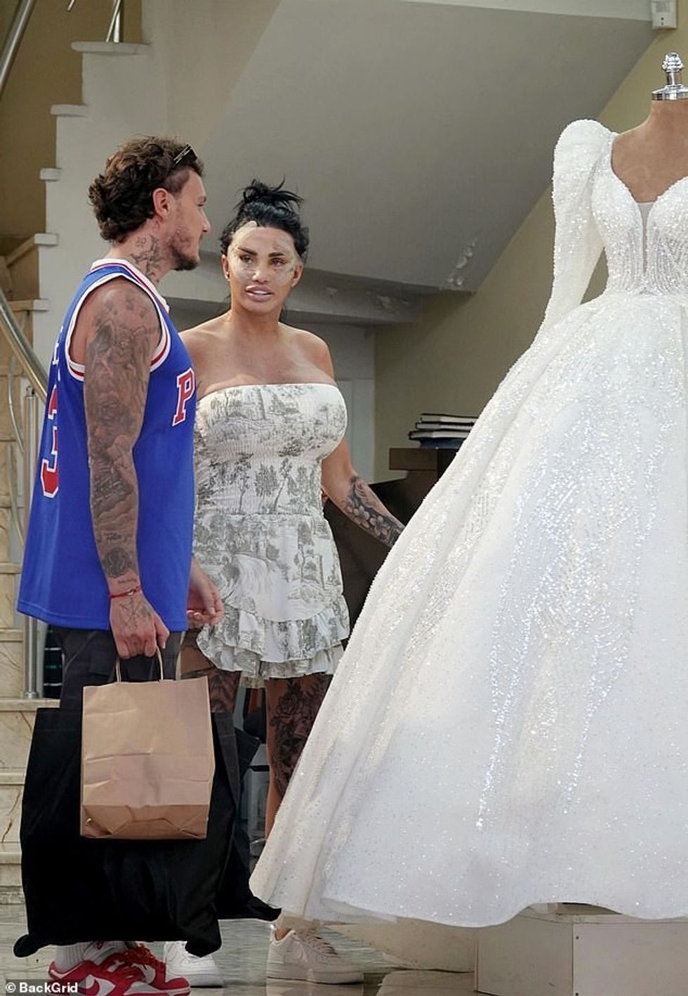 Katie Price ka hedhur karburant mbi thashethemet se ajo është fejuar me të dashurin JJ Slater, pasi çifti u pa duke parë fustanet e nusërisë të enjten e javës së kaluar.