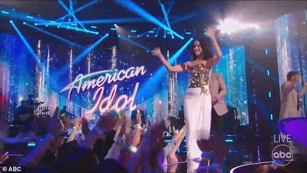 Katy, Luke dhe Lionel pranuan fansat që bërtisnin në audiencë përpara se të uleshin për shfaqjen live