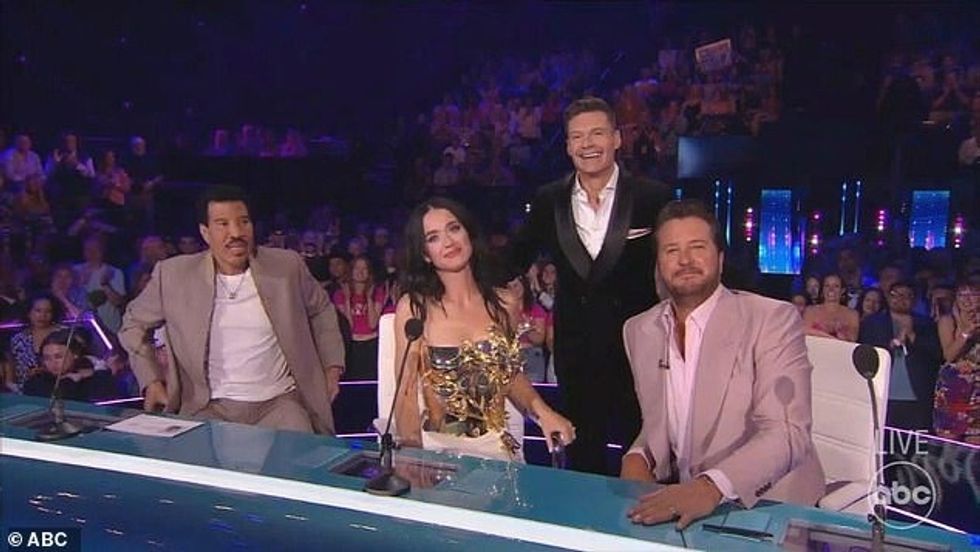 Katy më vonë gjatë finales së madhe të së dielës fshiu lotët pasi një rishikim i sezonit 22 tregoi se ajo po argëtohej me garuesit, Luke, Lionel dhe Ryan.