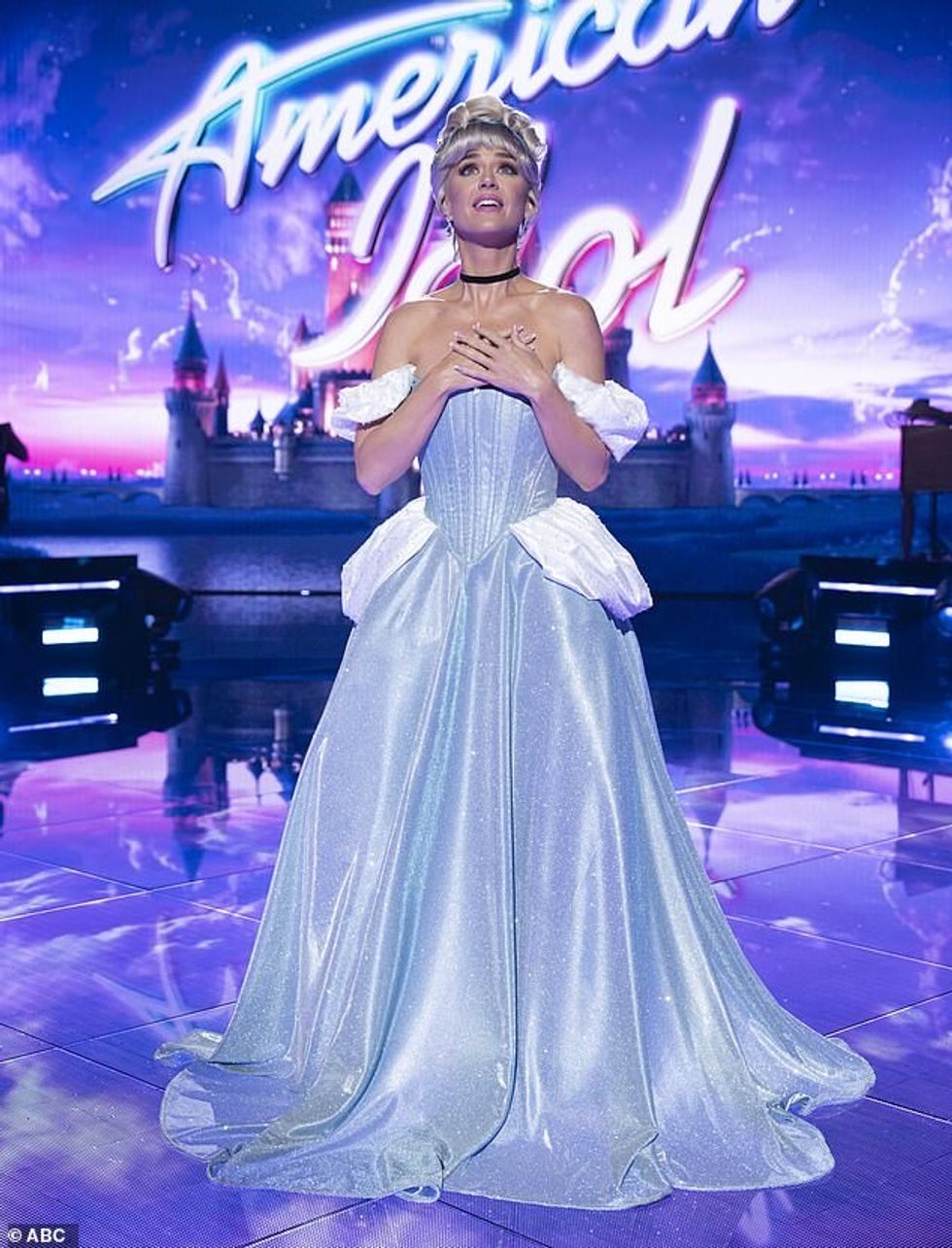 Katy për episodin e Disney Night më 12 maj kishte veshur një veshje mahnitëse të Hirushes