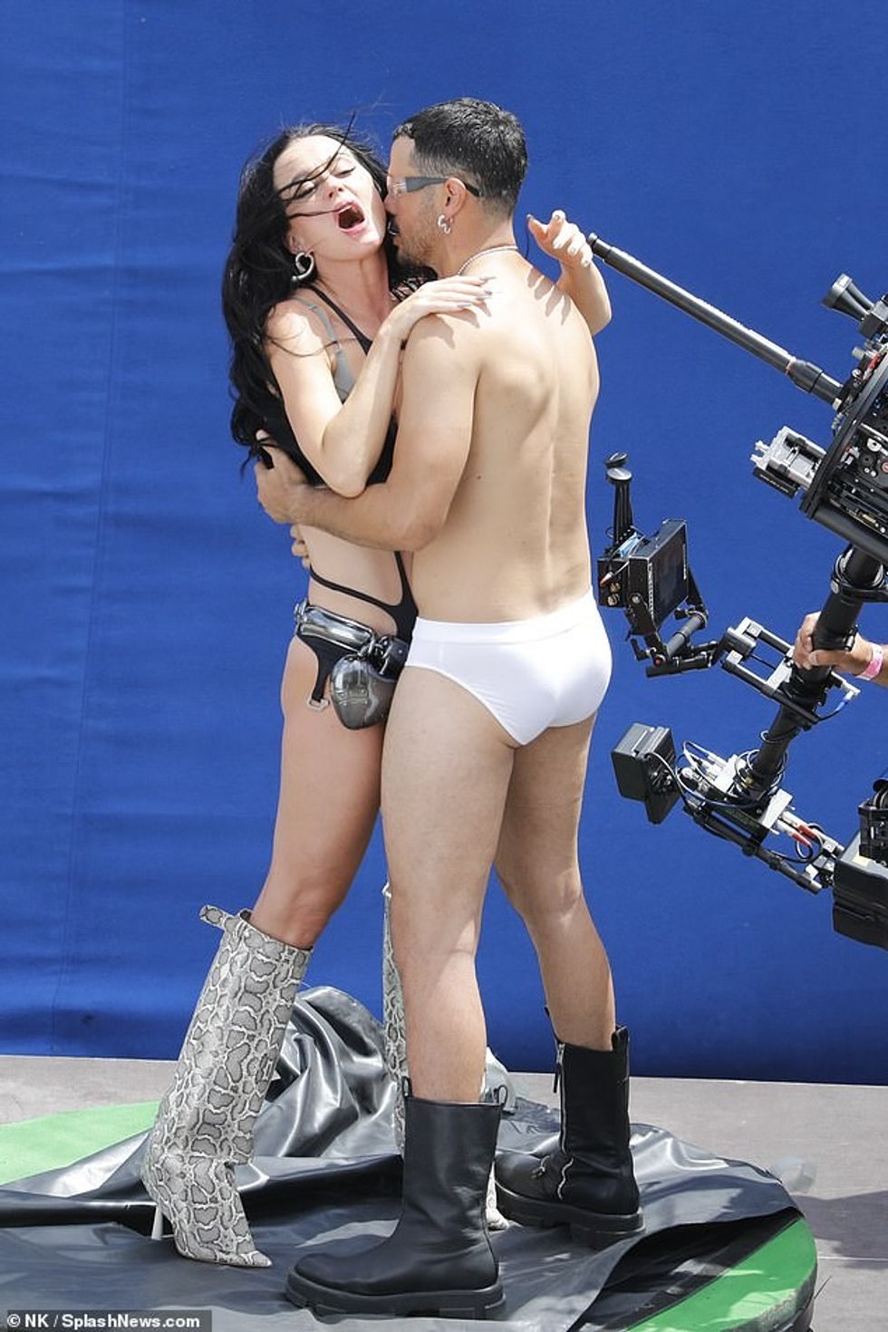 Katy Perry, 39, shkundi dështimin e këngës së saj të rikthimit Woman's World dhe ishte e zënë me filmimin e videos për publikimin e saj të dytë në Barcelonë, Spanjë këtë javë.