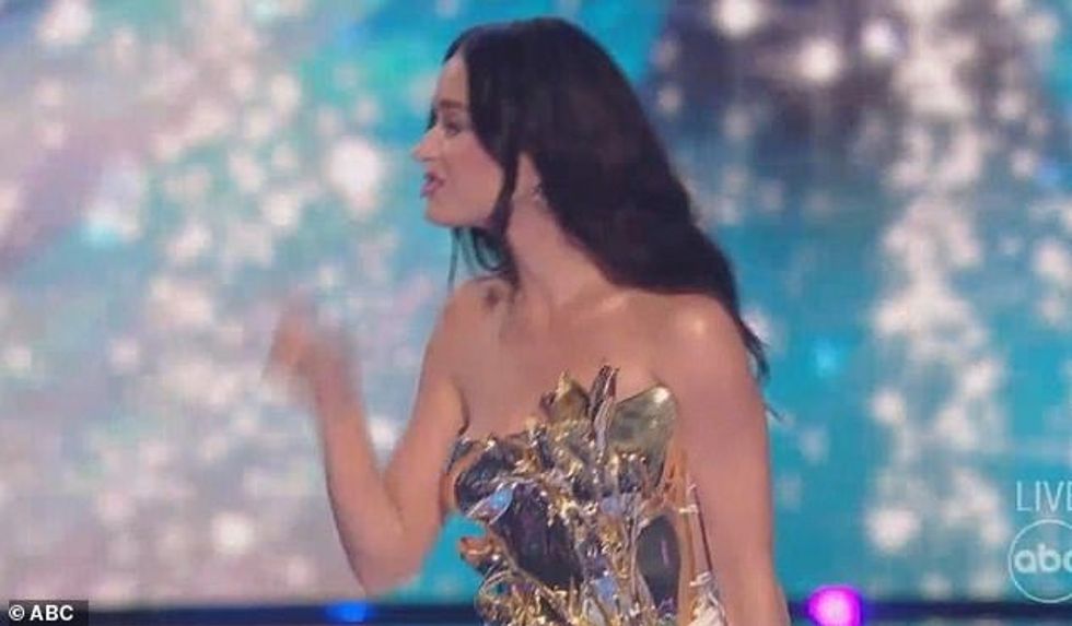 Katy Perry u emocionua teksa doli në skenë të dielën për episodin e saj të fundit si gjyqtare në American Idol në ABC