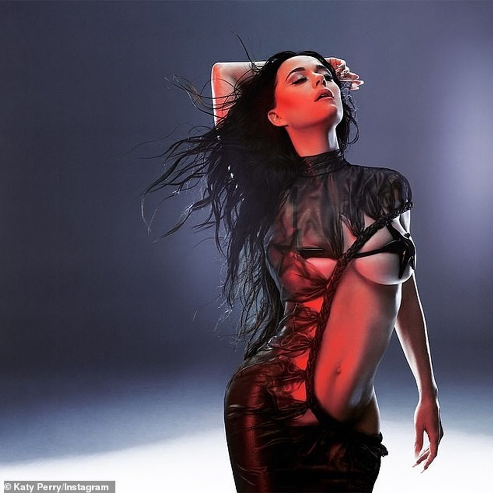 Katy Perry zbuloi të enjten kopertinën alternative shumë të lezetshme për albumin e saj të ardhshëm 143 – ndërsa ajo përpiqet dëshpërimisht të shpëtojë rikthimin e saj