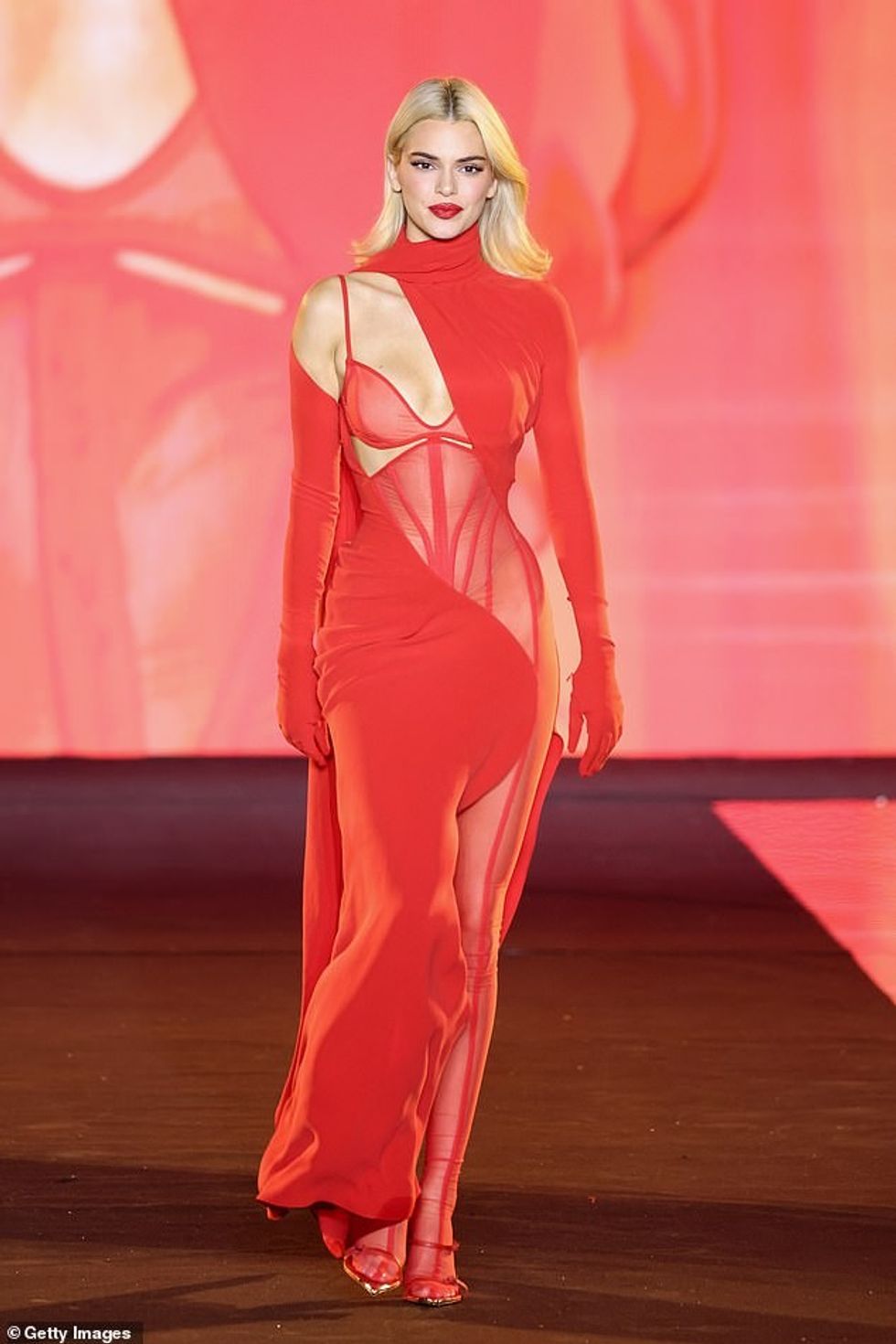 Kendall dukej sensacionale teksa i vidhte gjërat e saj në numrin e kuq të mrekullueshëm, i cili shoqërohej me taka të kuqe.