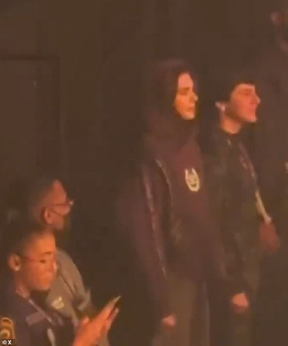 Kendall Jenner u pa duke mbështetur ish të dashurin e saj, Bad Bunny, ndërsa ndiqte koncertin e tij në Orlando, Florida të premten mbrëma.