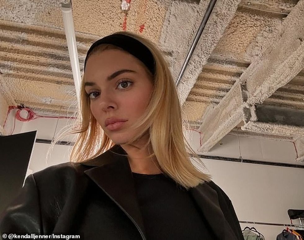 Kendall tronditi fansat në shtator kur zbuloi se i kishte lyer flokët nga kafe e errët në bjonde të artë.