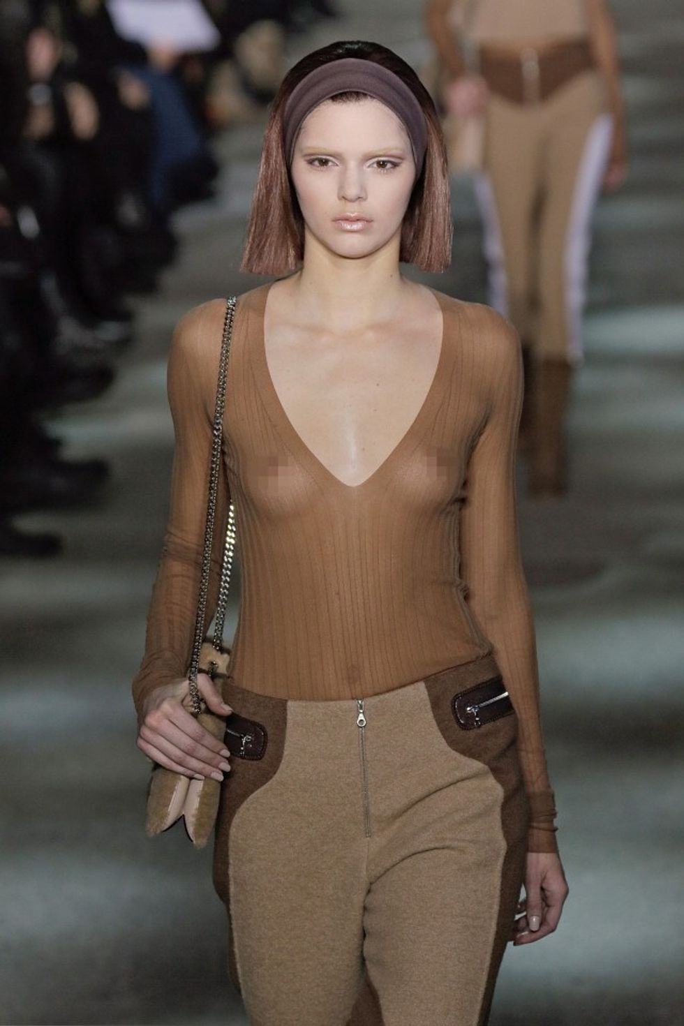 Kendall zgjodhi një veshje transparente ku i shihej gjoksi, në një prej shfaqjeve të para të saj në pasarelat e modës. Foto: Getty Images/ Wireimage