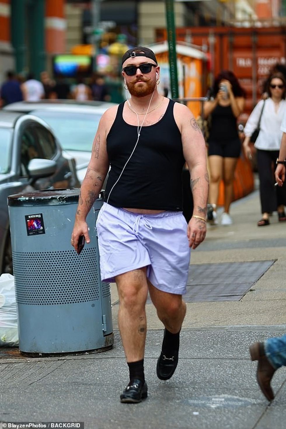 Këngëtarja 32-vjeçare shfaqi stilin e saj unik, teksa dolën me pantallona të shkurtra sportive dhe një bluzë të zezë.