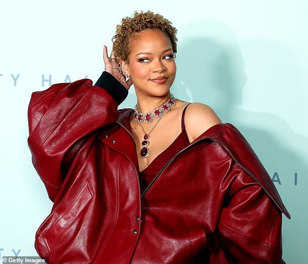 Këngëtarja 36-vjeçare, e cila zbuloi linjën e saj të re të produkteve Fenty Hair javën e kaluar, ka hequr dorë nga flokët e saj të gjatë bjonde në favor të kaçurrelave të saj të shkurtra dhe natyrale.